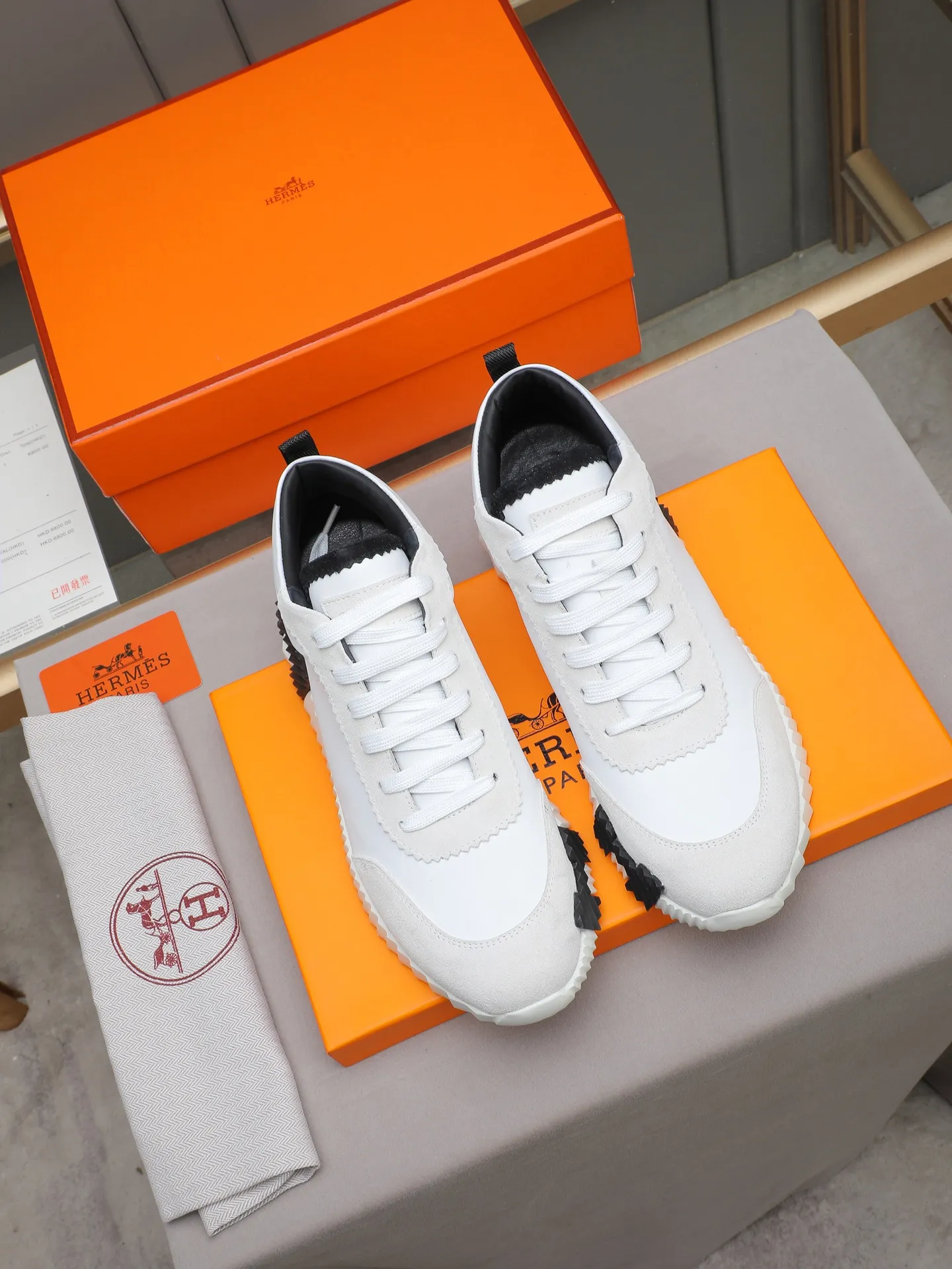 PPP460 (Hermes high-top men's shoes)🆕Men's sports shoes, decorated with textured calfskin details. Spliced ​​with original cowhide, this shoe draws inspiration from the equestrian world, integrating technical details and practical functions. Breathable sheep lining, original combination outsole, high-end quality, and every detail is perfectly combined! Size: 38-44 (45 can be customized)